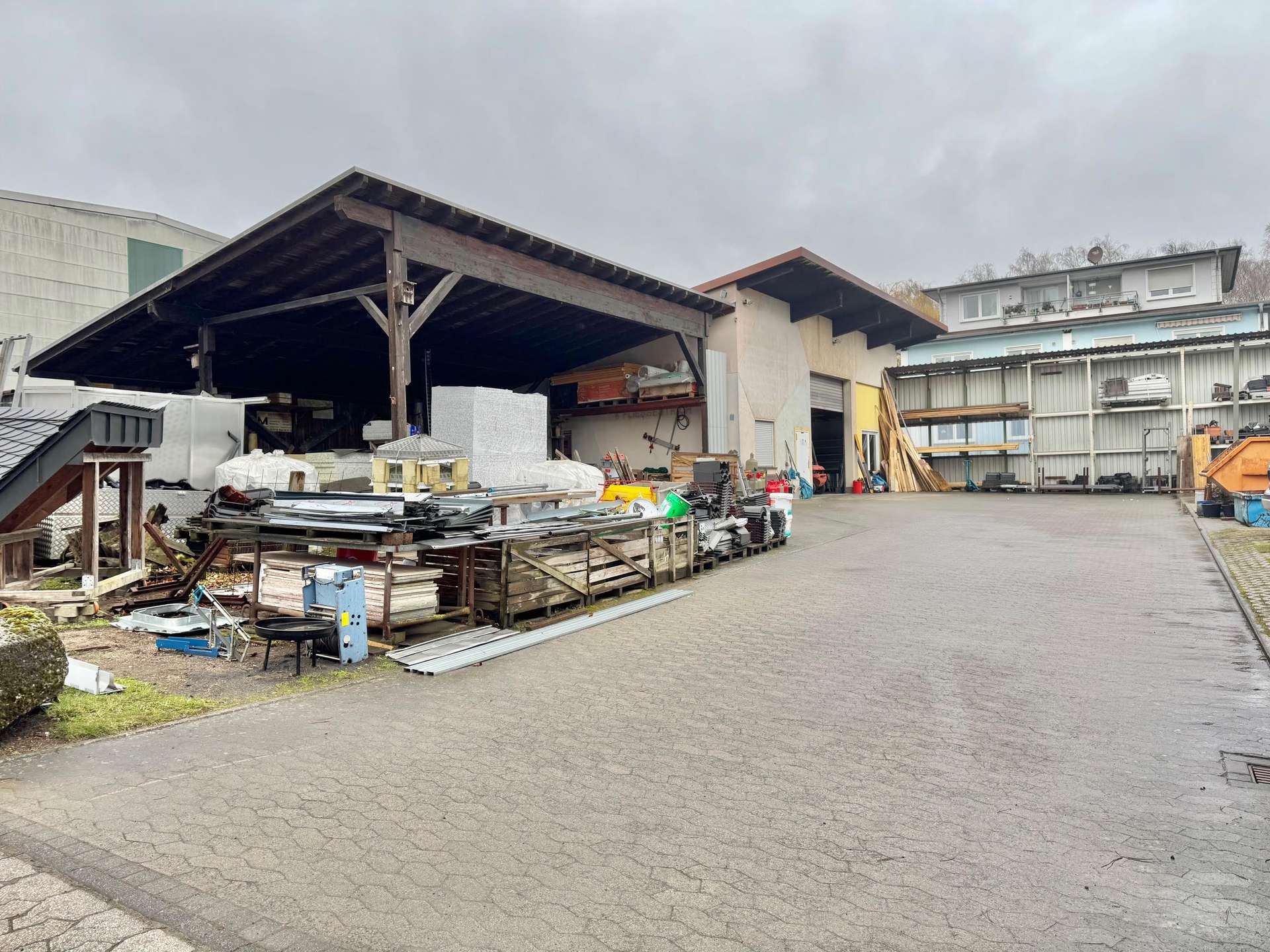 Halle, Hochlager, gro&szlig;er &uuml;berdachter Unterstand, Freifl&auml;che, B&uuml;ro etc. - alles vorhanden